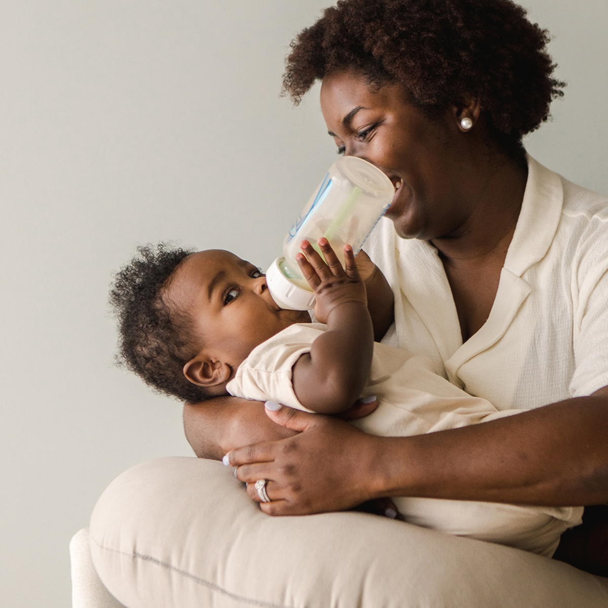 Snuggle Me Organic Feeding Support.