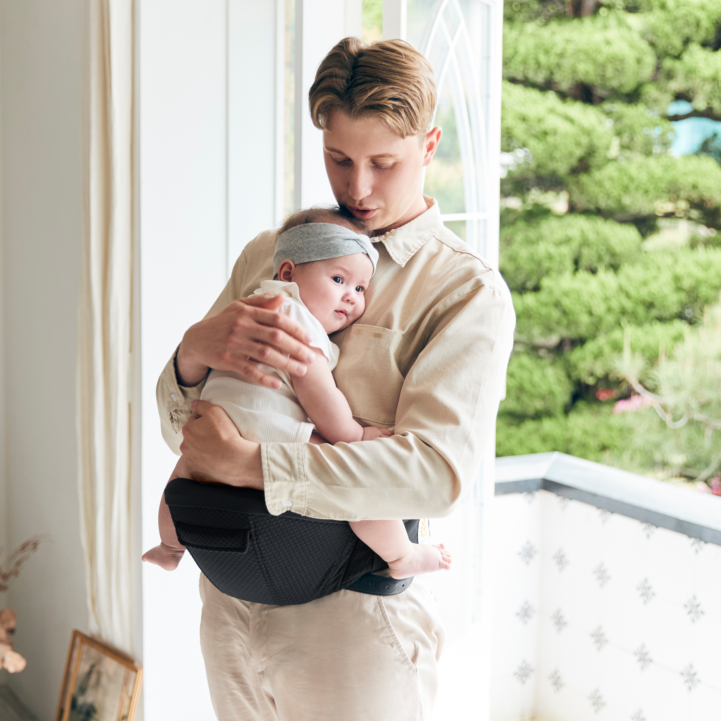 Ergobaby Alta Hip Seat Carrier - Onyx Black.