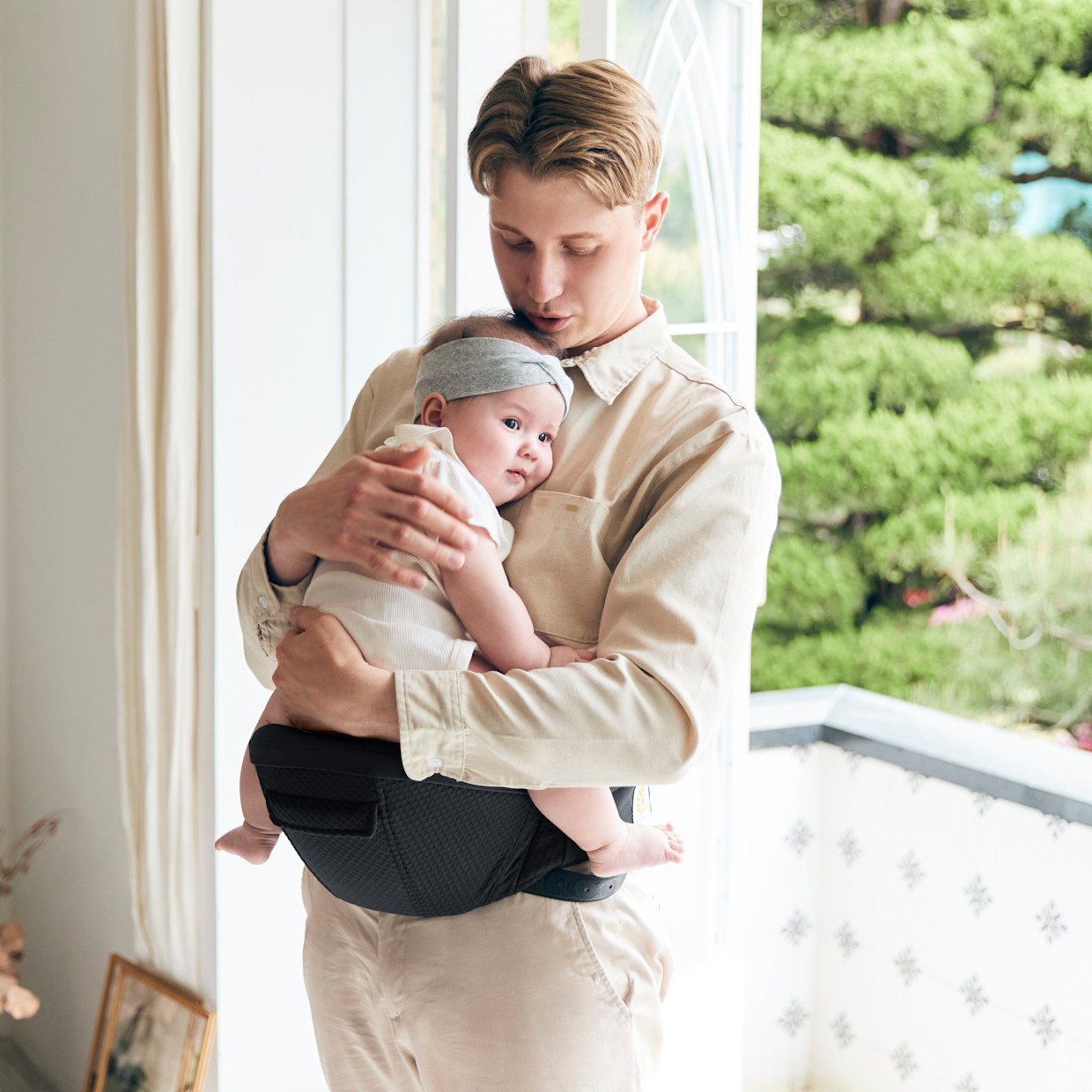 Ergobaby Alta Hip Seat Carrier - Onyx Black.