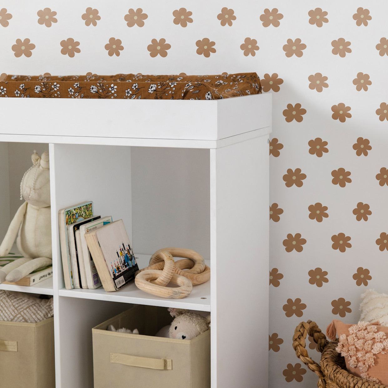 daVinci Otto Convertible Changing Table and Cubby Bookcase - White.