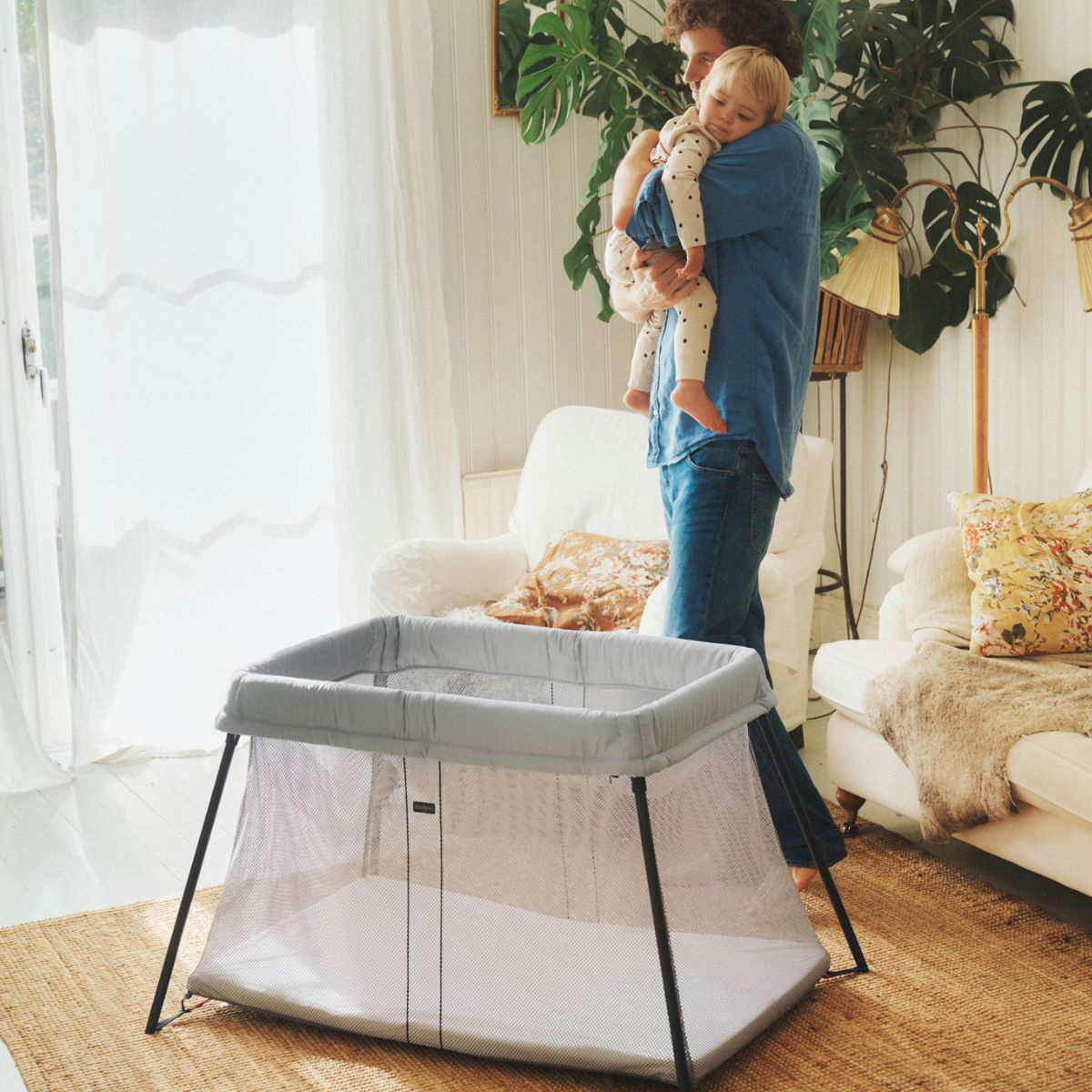 BabyBjörn Travel Crib & Organic Sheet Bundle - Silver.