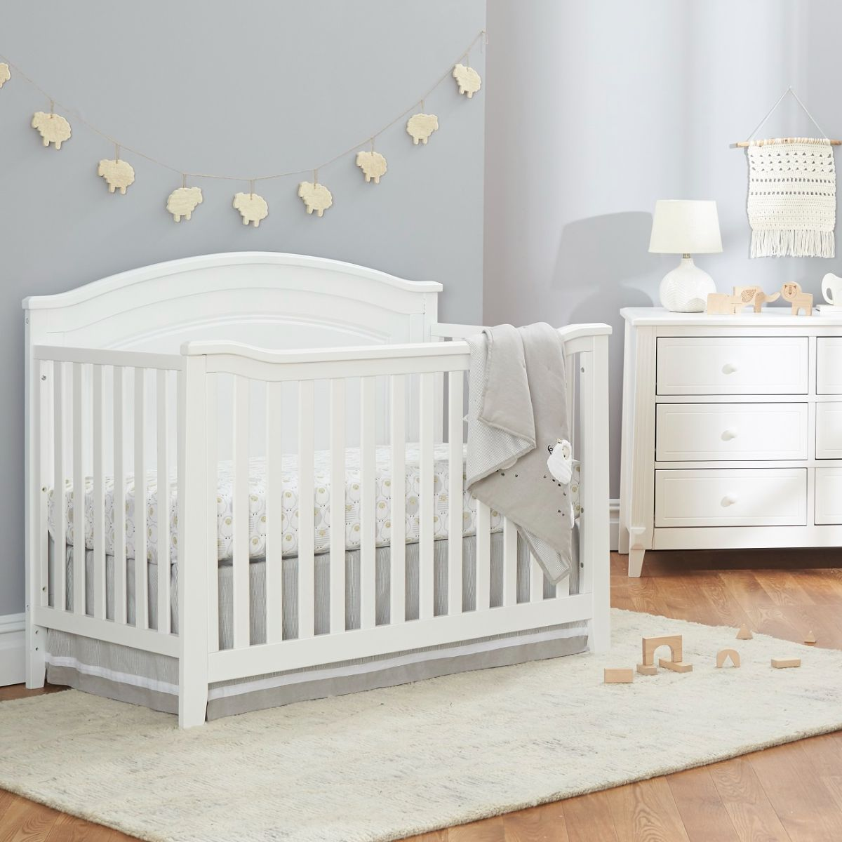 Sorelle Berkley Round Top Panel Crib - White.
