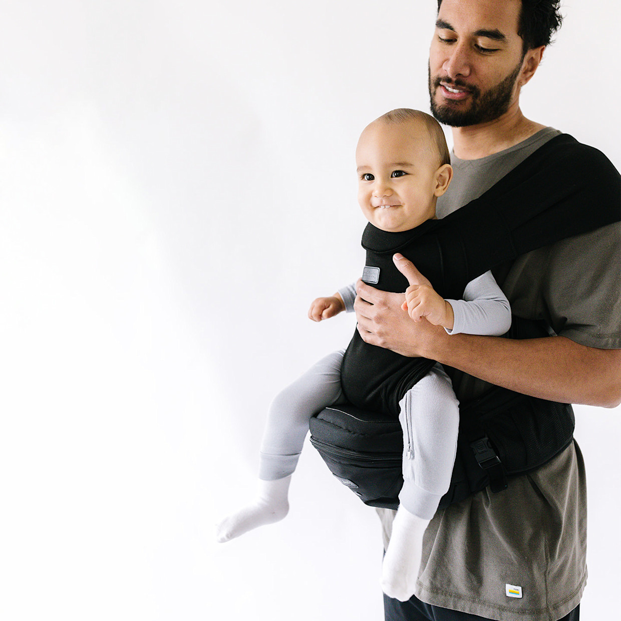 Tushbaby Hip Seat and Snug Carrier 2-in-1 Bundle - Black/Black, Black Snug Carrier.