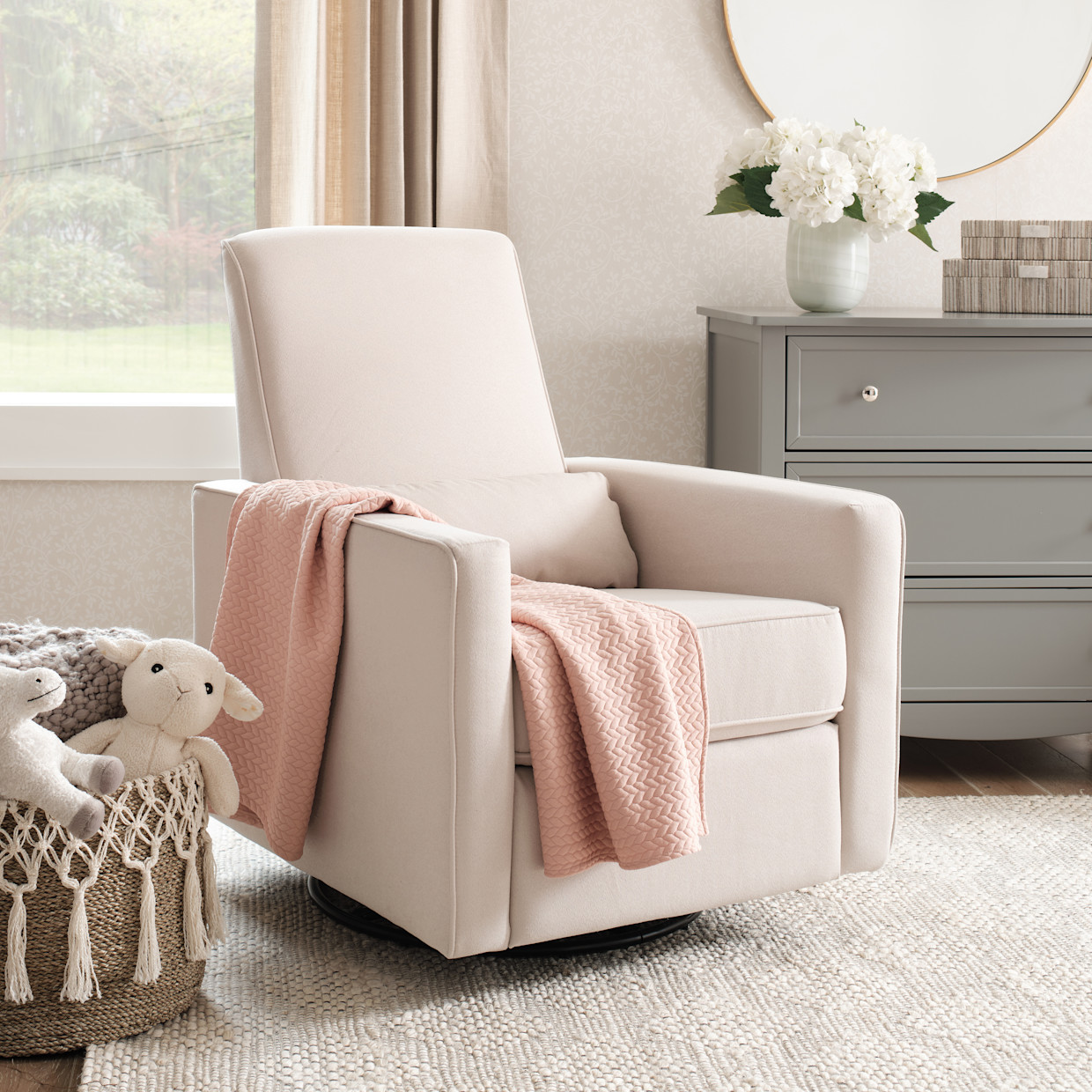 daVinci Piper Recliner - Cream With Cream Piping.