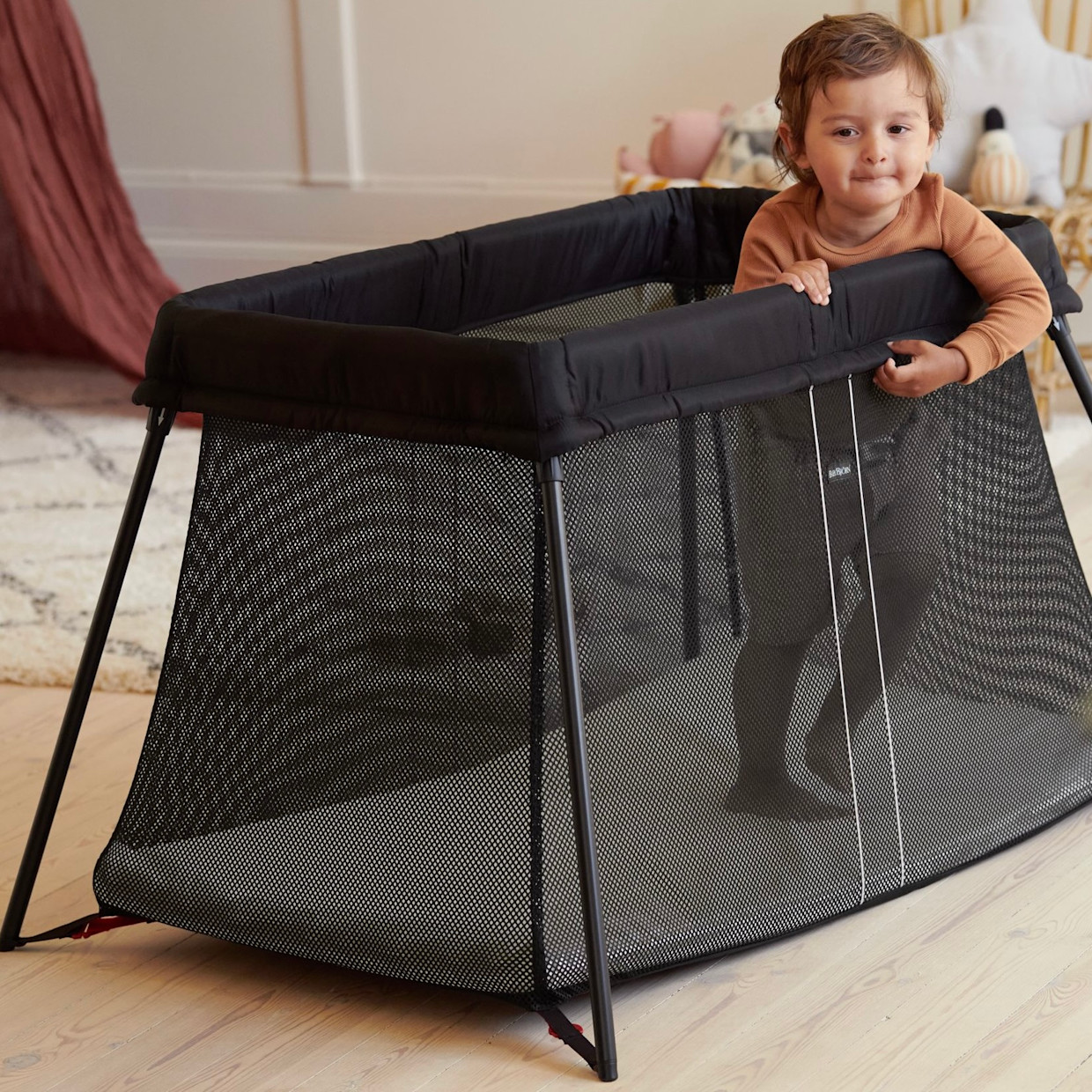 BabyBjörn Travel Crib & Organic Sheet Bundle - Black.