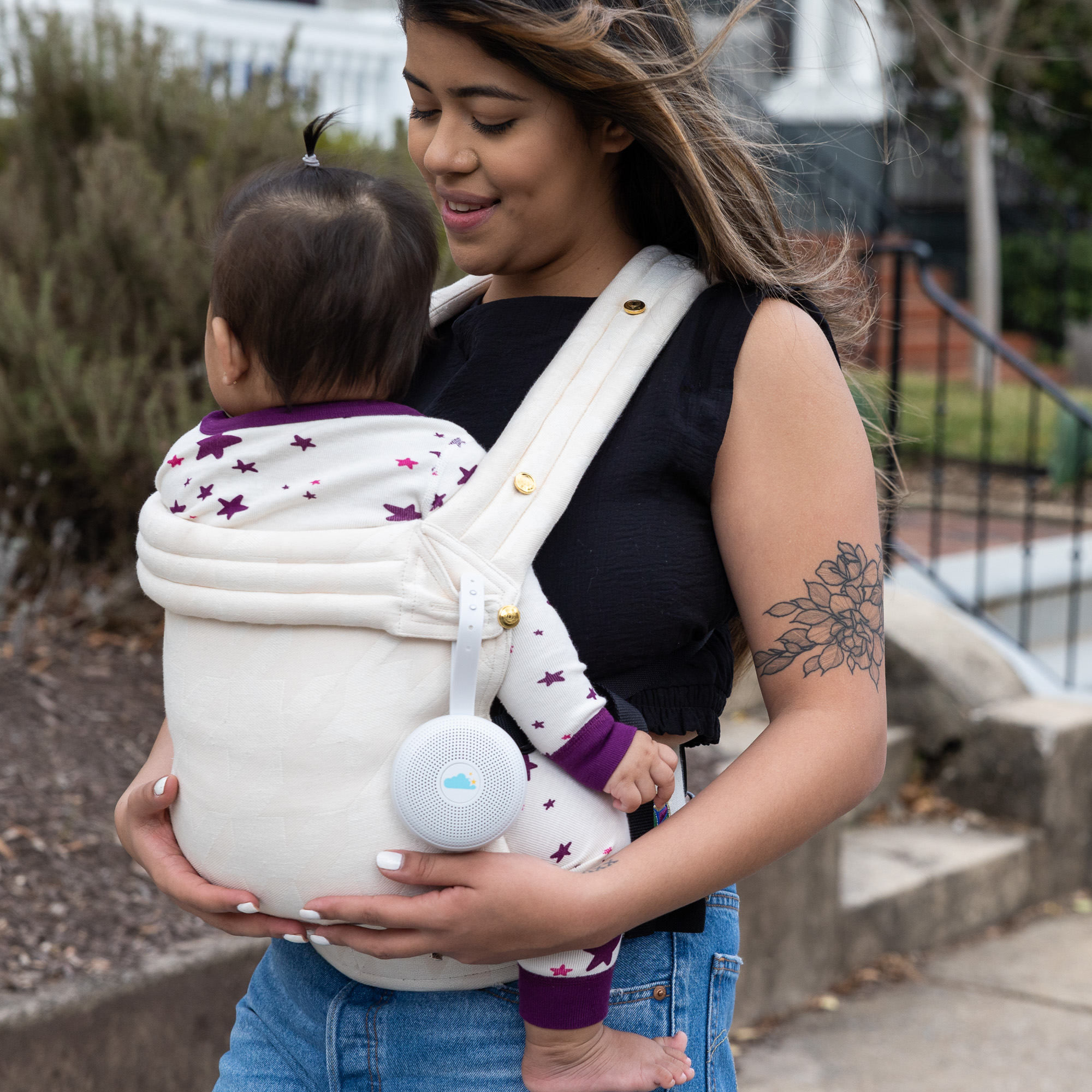 Yogasleep Hushh+ Travel Sound Machine - White.