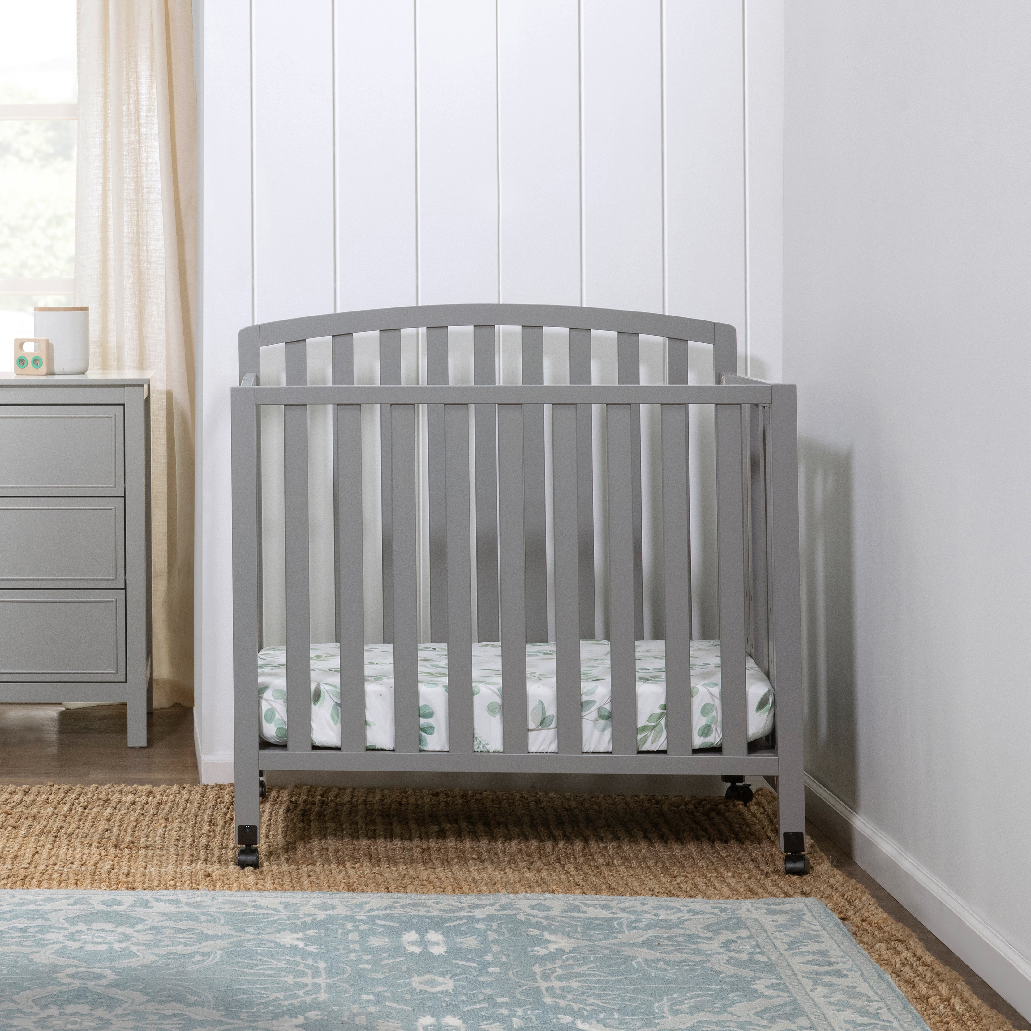 daVinci Dylan Folding Portable 3-in-1 Mini Crib - Grey.