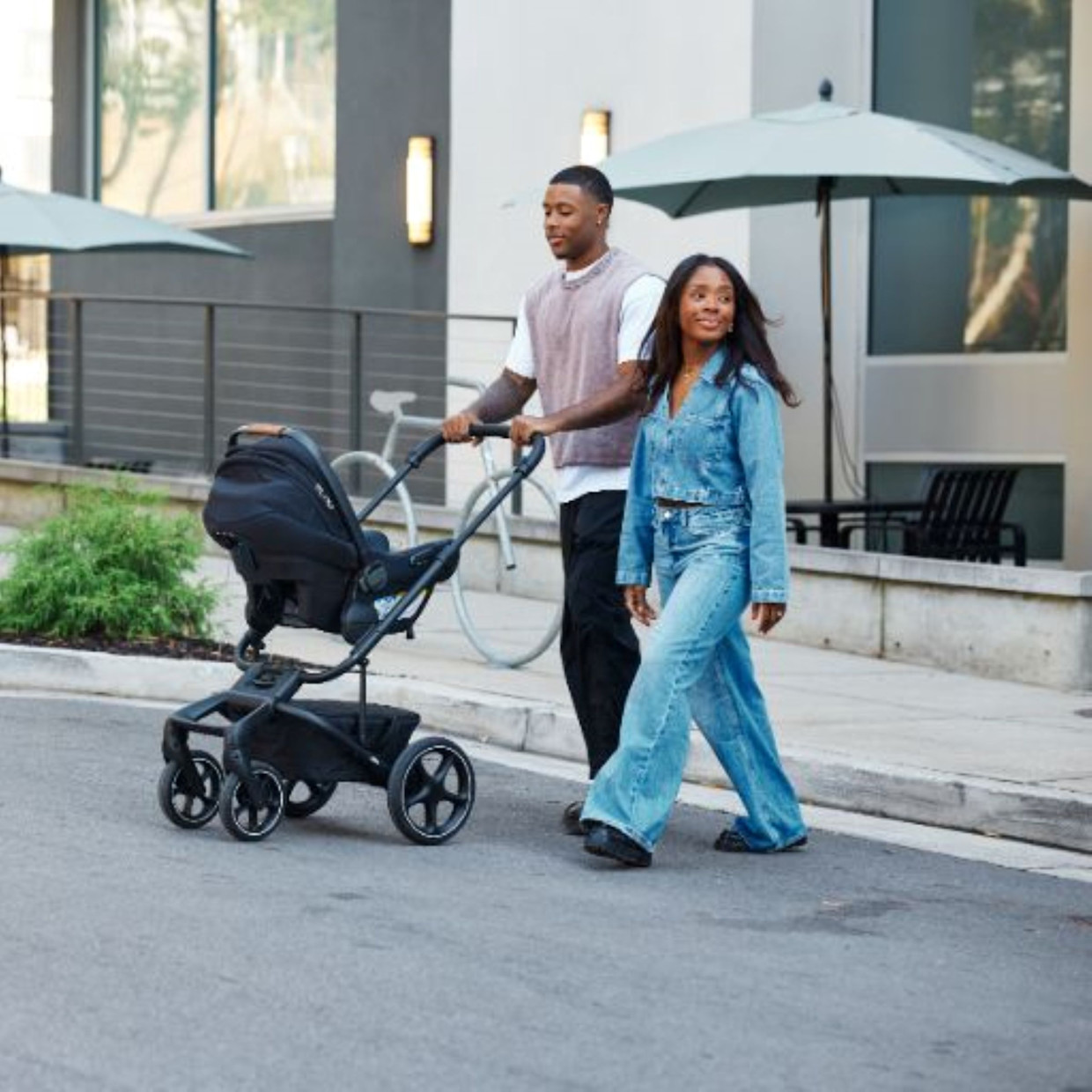 Zoe Journey Car Seat Adapter - Nuna, Maxi Cosi, Cybex, Britax - Black.