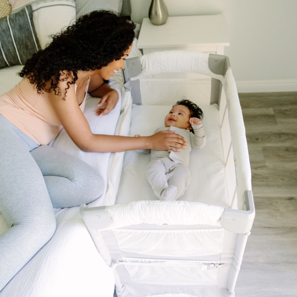 Arm's Reach Mini Ezee 3 in 1 Co-Sleeper Bassinet - Grey/White.