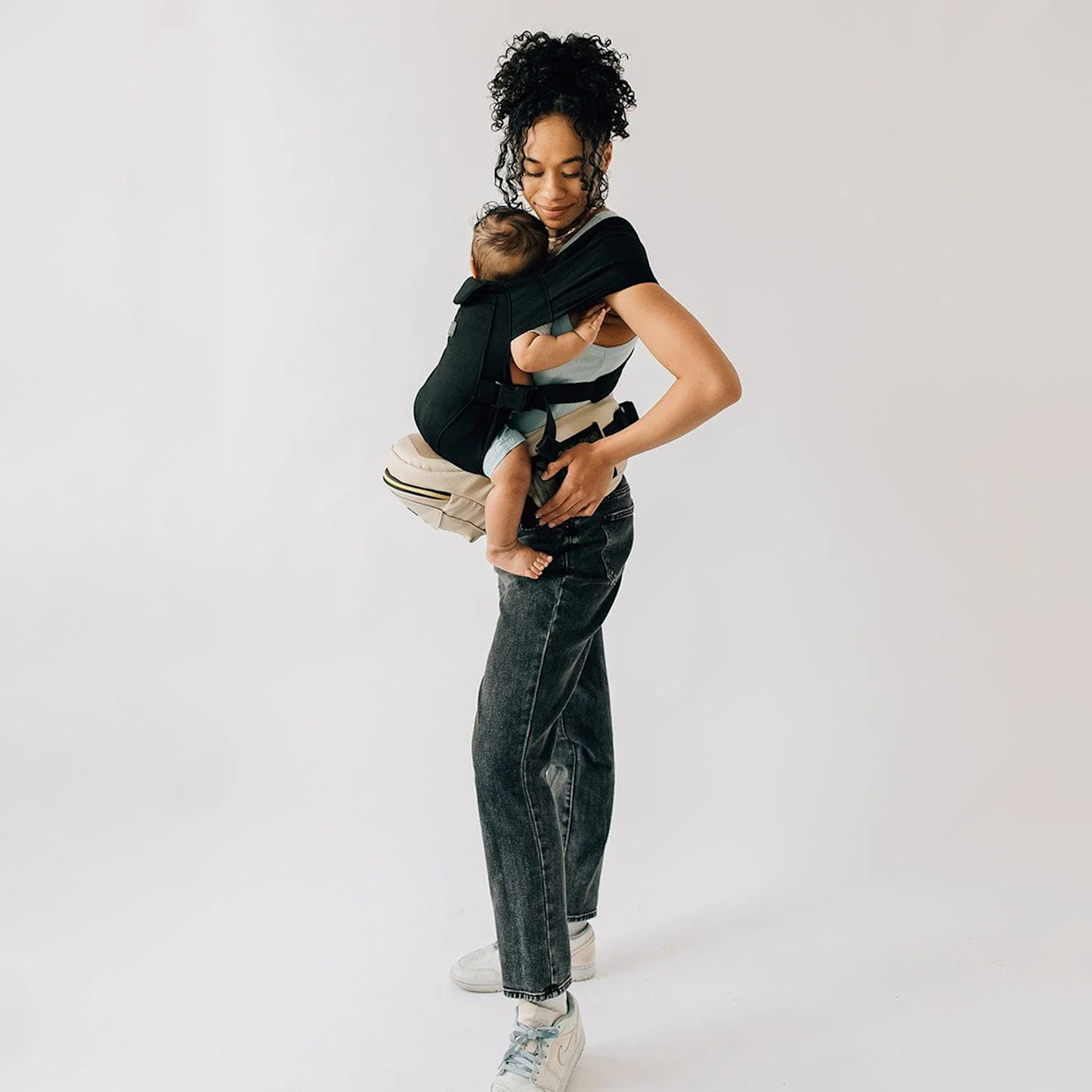 Tushbaby Hip Seat and Snug Carrier 2-in-1 Bundle - Cream Vegan Leather, Black Snug Carrier.