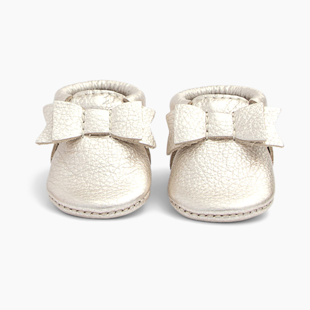 Freshly Picked Newborn Bow Moccasin - Platinum, 0-3 Months.