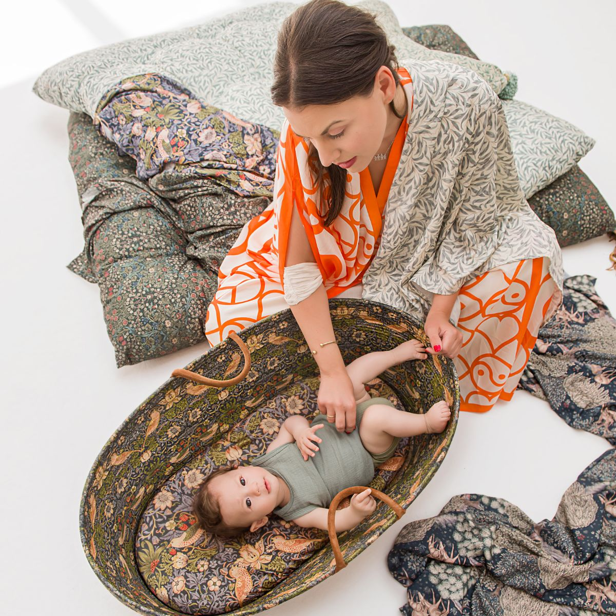 DockATot Dream Weaver - Strawberry Thief.