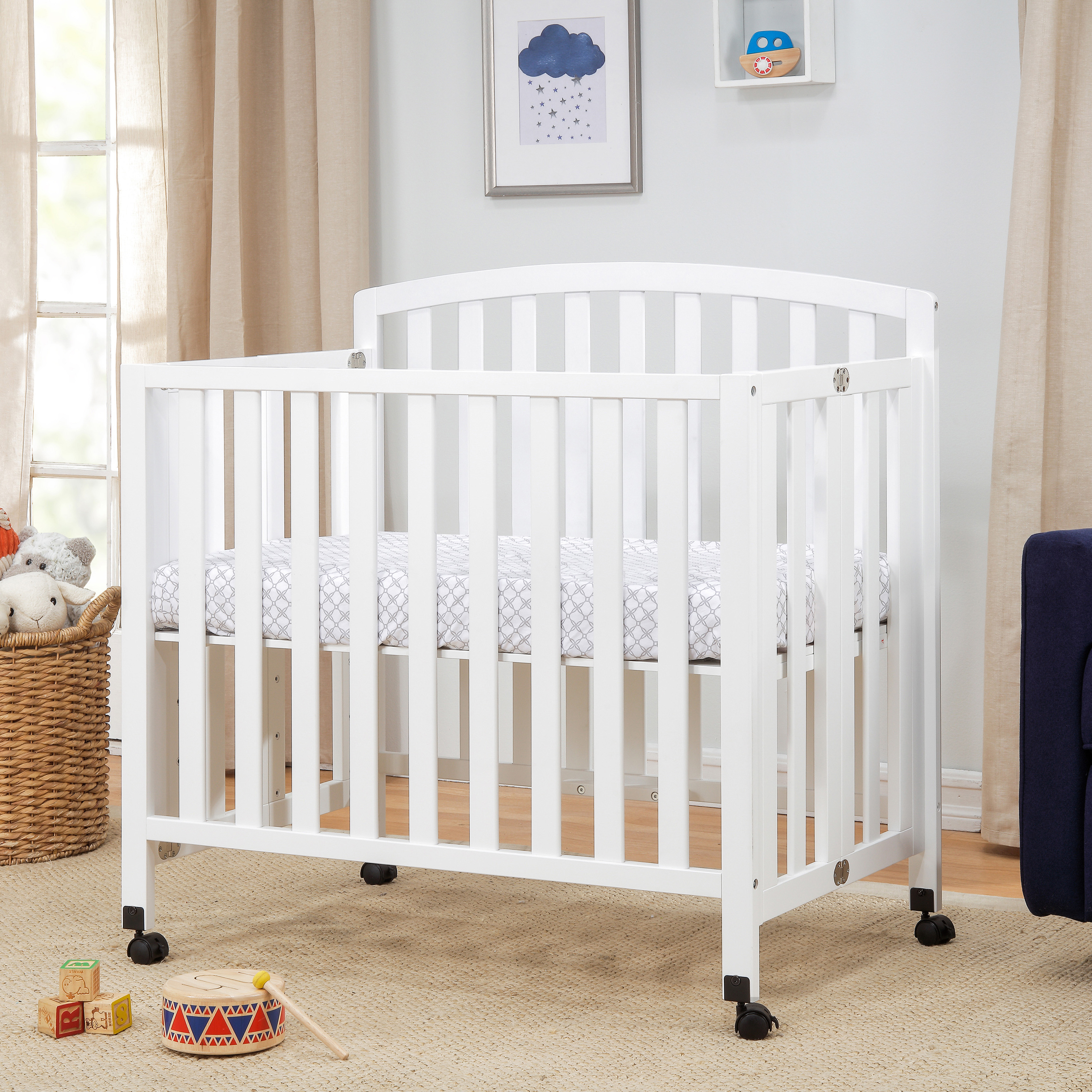 daVinci Dylan Folding Portable 3-in-1 Mini Crib.
