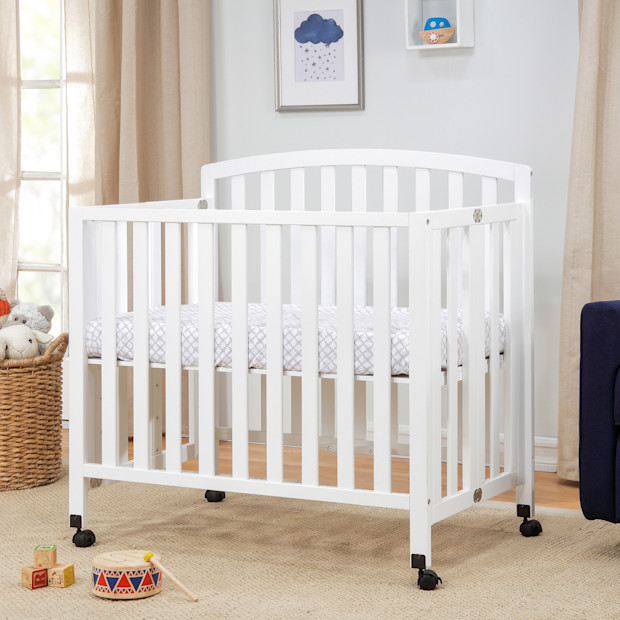 daVinci Dylan Folding Portable 3-in-1 Mini Crib.