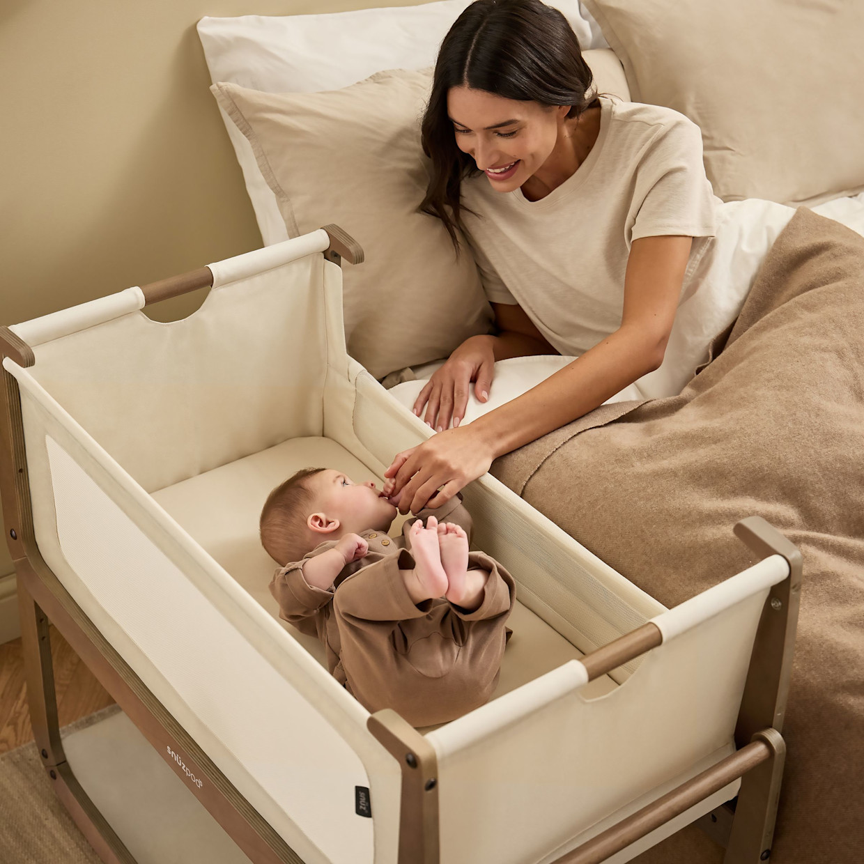 Snüz SnuzPod5 Bedside Bassinet - Walnut.