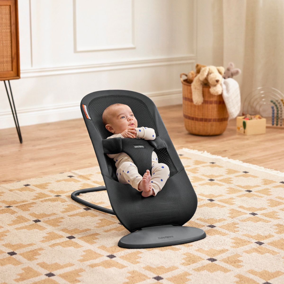 BabyBjörn Bouncer Begin - Dark Gray Mesh.