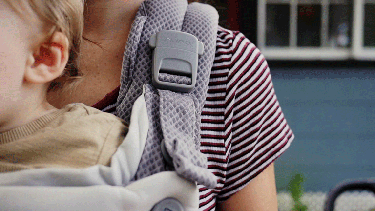 Nuna CUDL Carrier Magnetic Buckles GIF