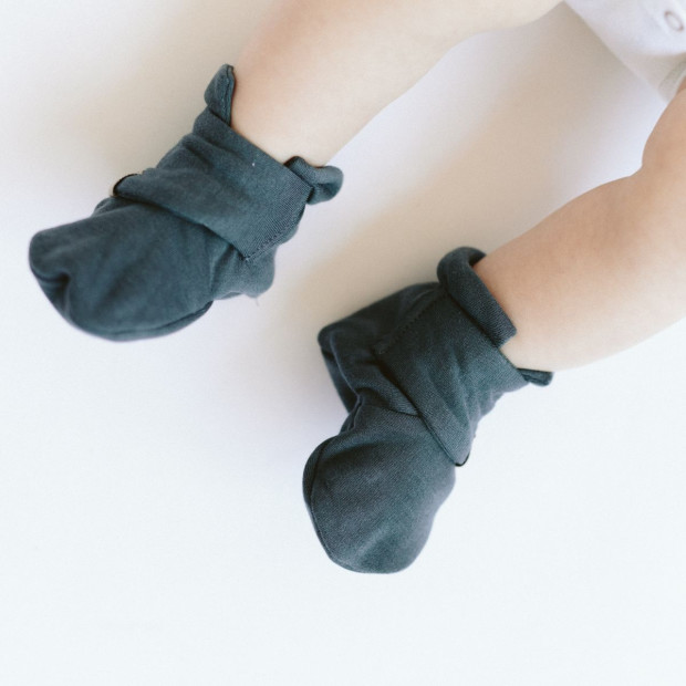 Goumi Kids Stay on Baby Booties (2 pack) - Stripe Gray/Midnight, 3-6 Months.