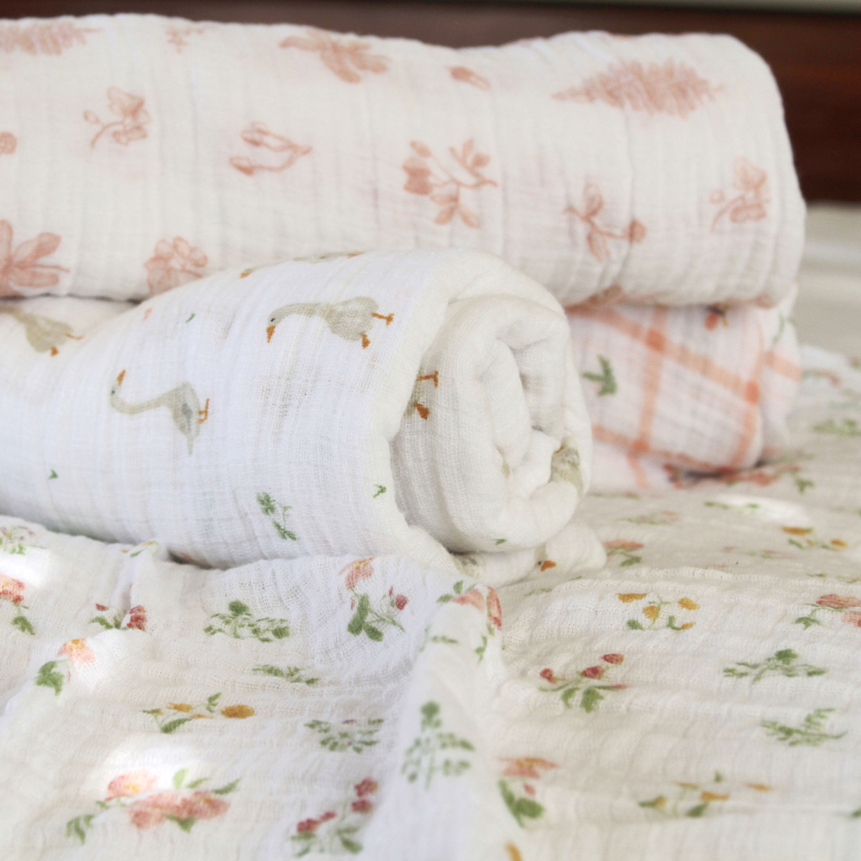 Aden + Anais Essentials Cotton Muslin Swaddles (4 Pack) - Country Floral.