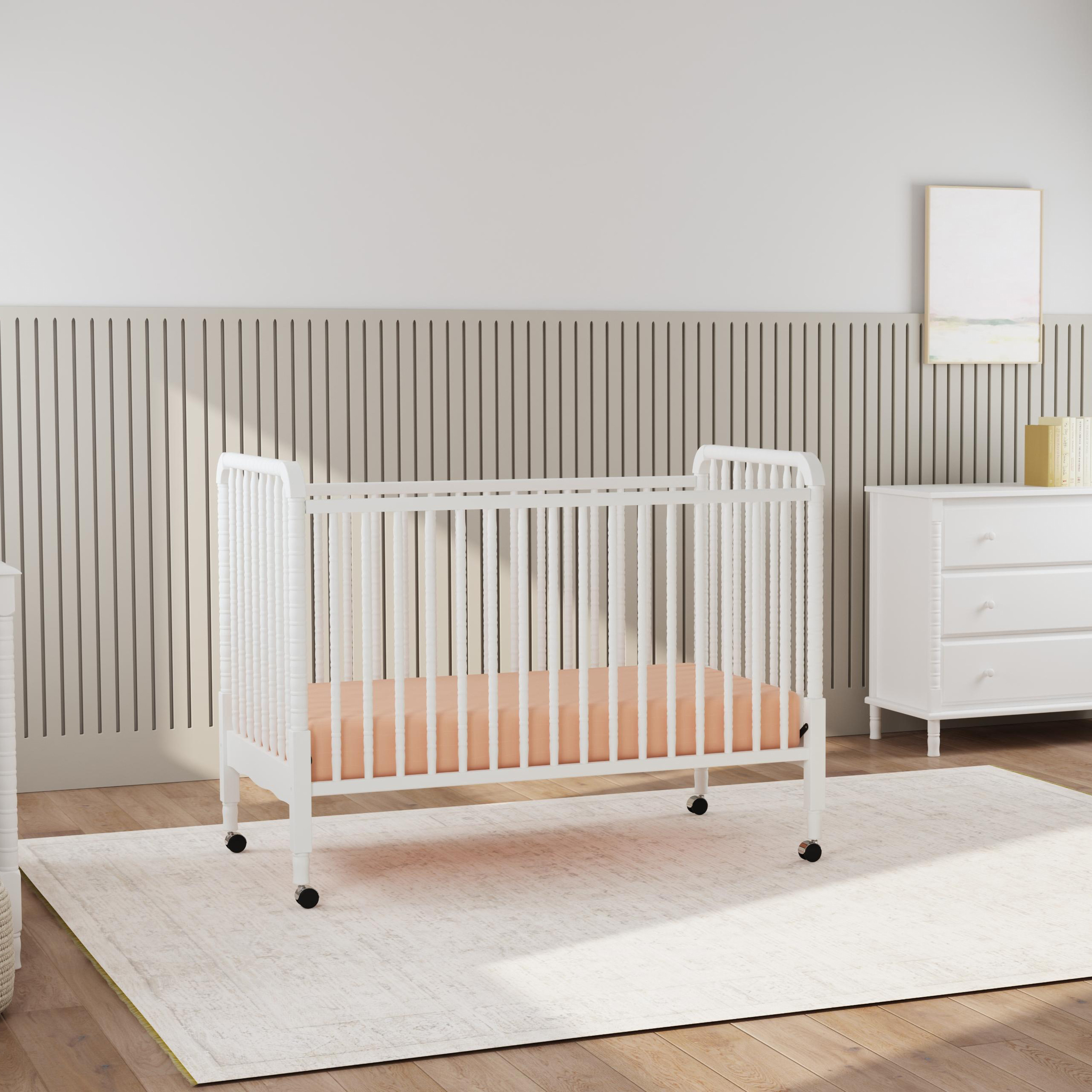 daVinci Jenny Lind 3-in-1 Convertible Crib - White.