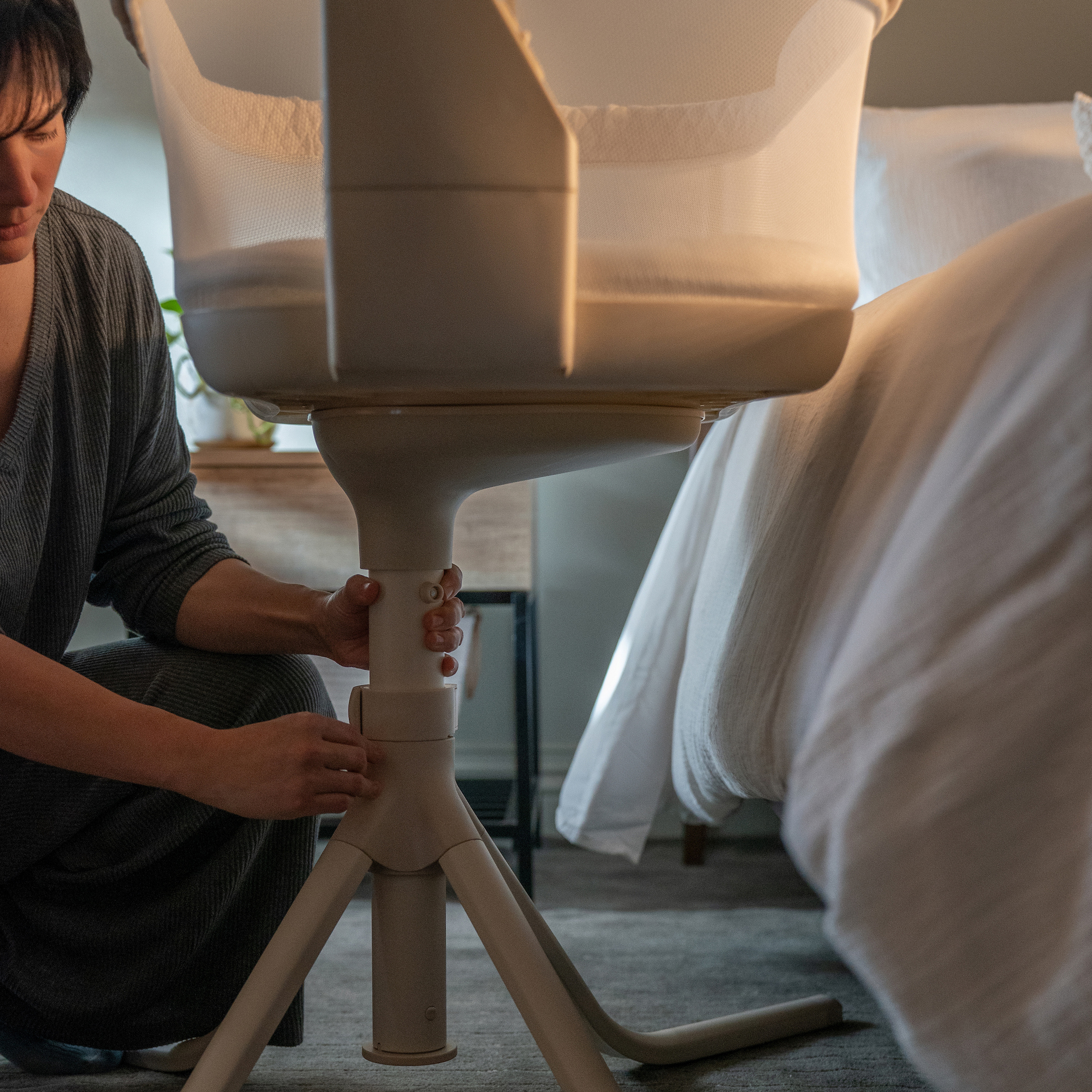 Halo BassiNest Swivel Sleeper 4.0 Air Bassinet - Oat.