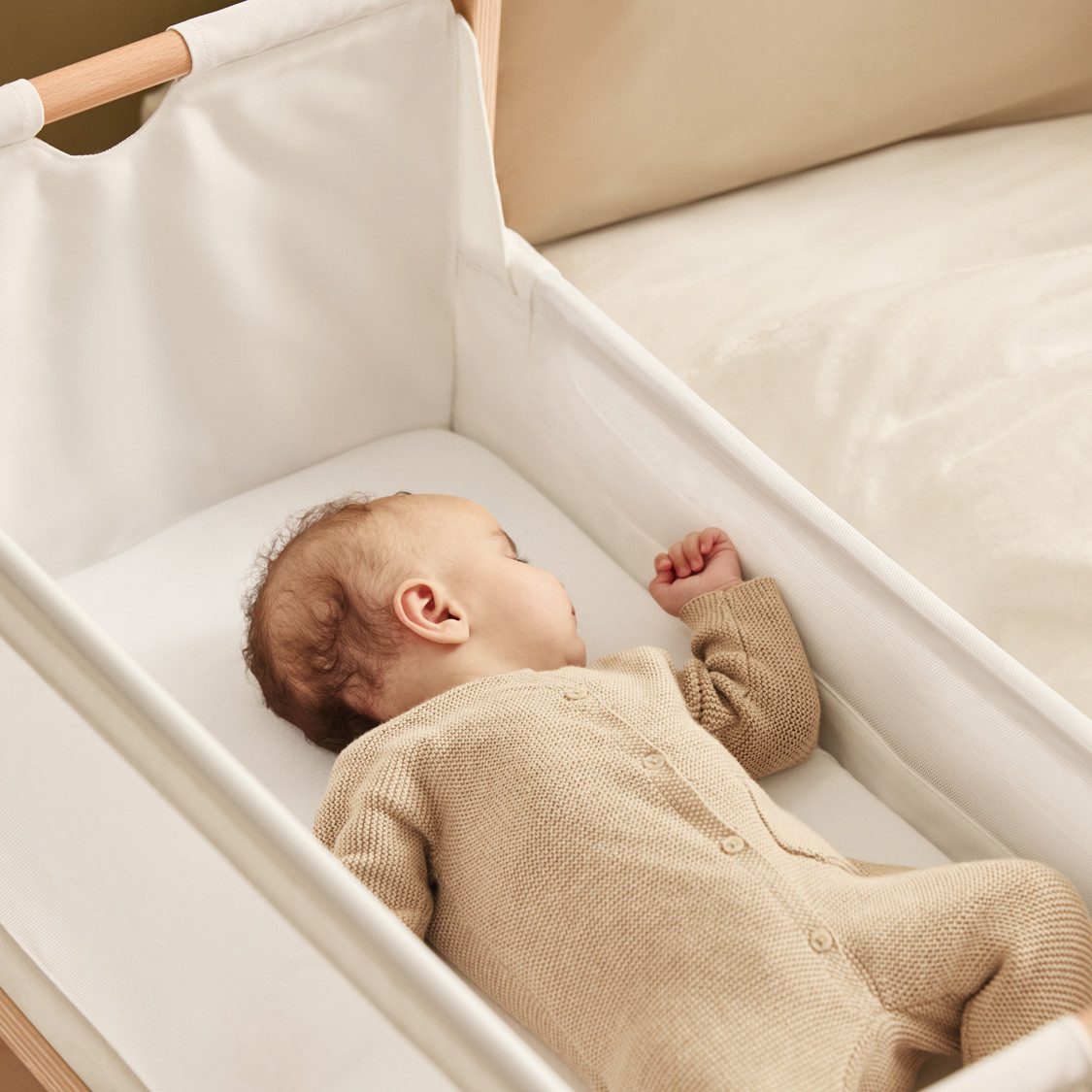 Snüz SnuzPod5 Bassinet 2 Pack Fitted Sheets - White.