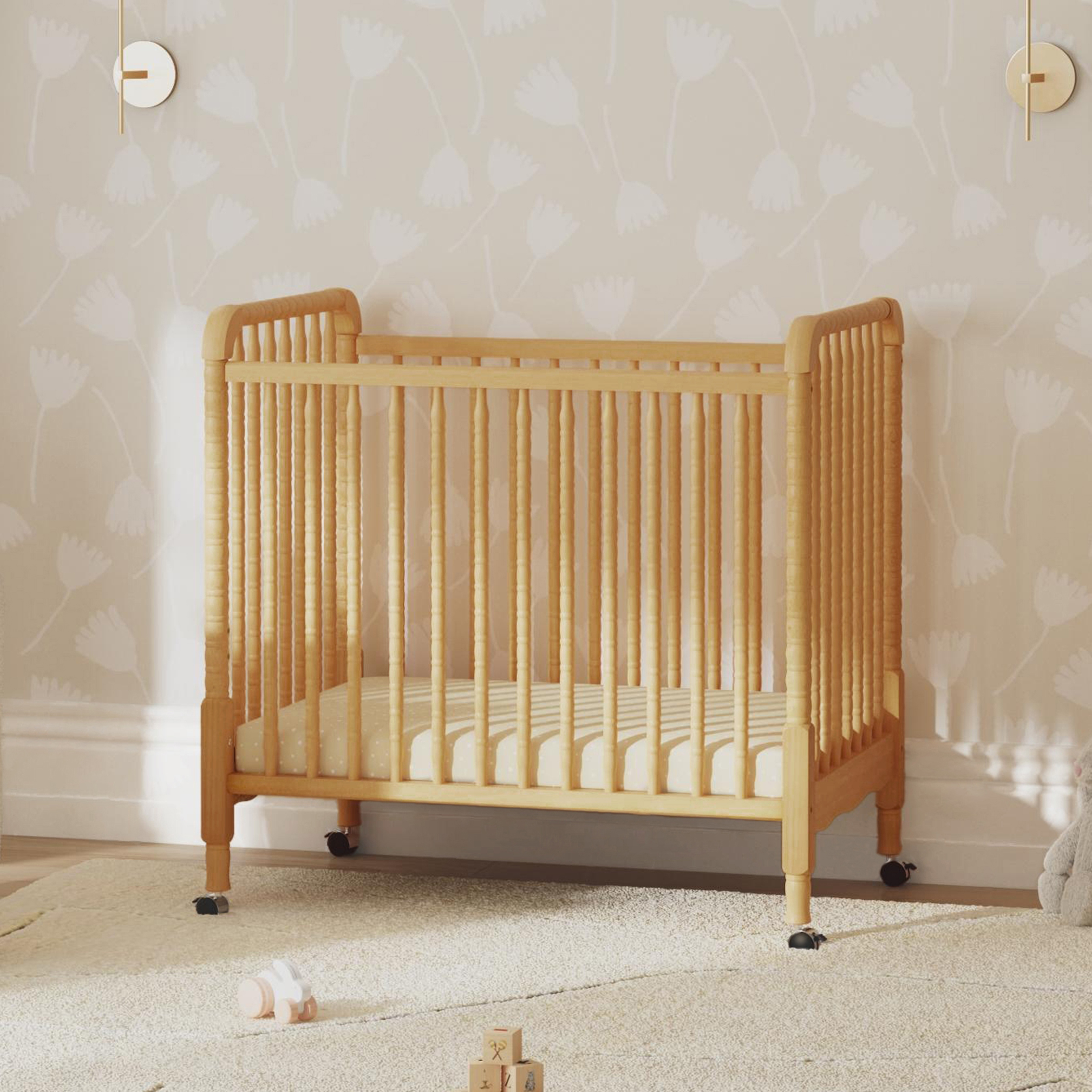 daVinci Jenny Lind 3-in-1 Convertible Mini Crib - Honey.