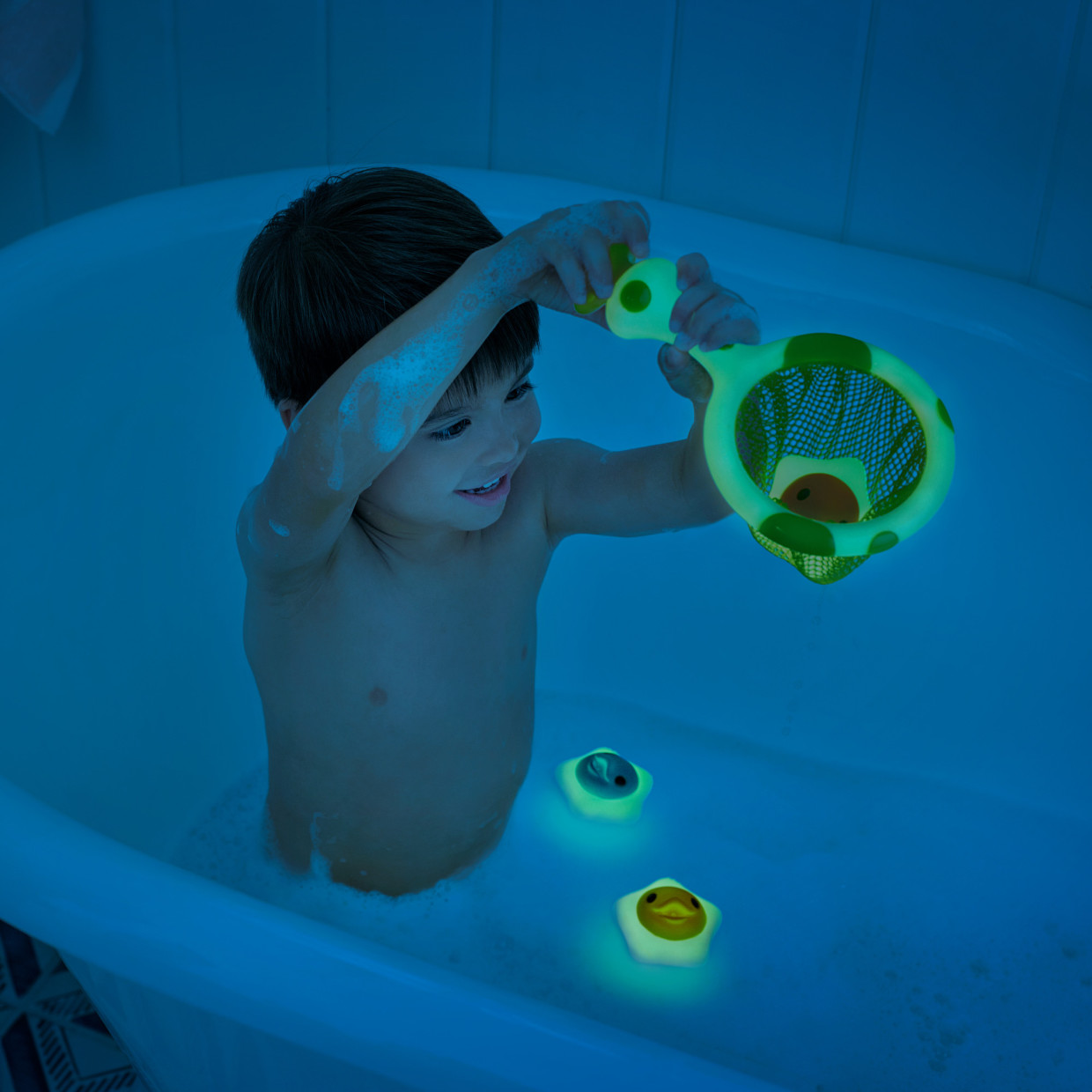 Munchkin Catch a Glowing Star Glow-in-the-Dark Bath Toy.