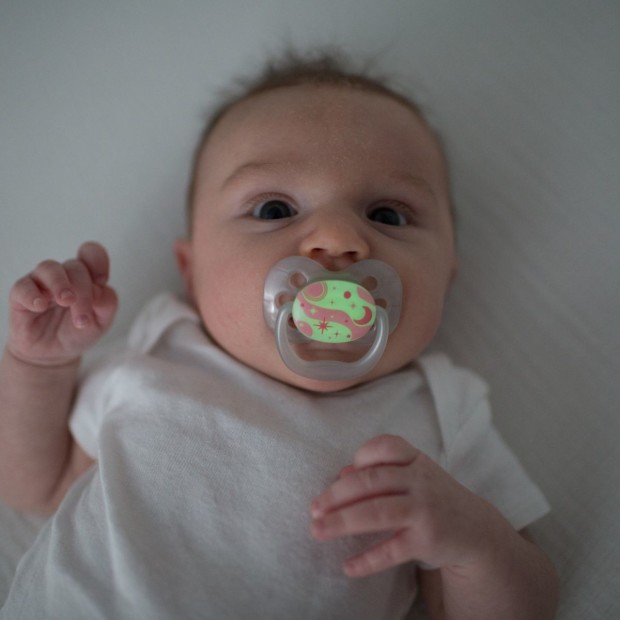 Dr. Brown's Advantage Pacifiers Glow-in-The-Dark - Pink, 2, Stage 1.