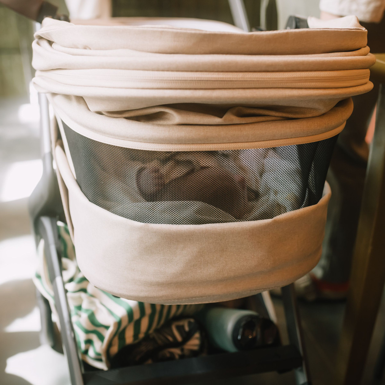 Joolz Hub² cot - Sandy Taupe.