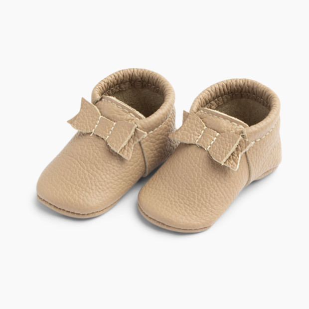 Freshly Picked First Pair Bow Moccasin - Toast, Size 0 (0-3 Months).