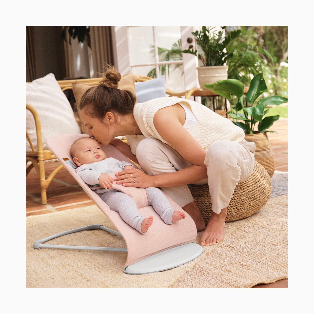 BabyBjörn Bouncer Bliss - Light Pink Melange/Light Gray Frame.