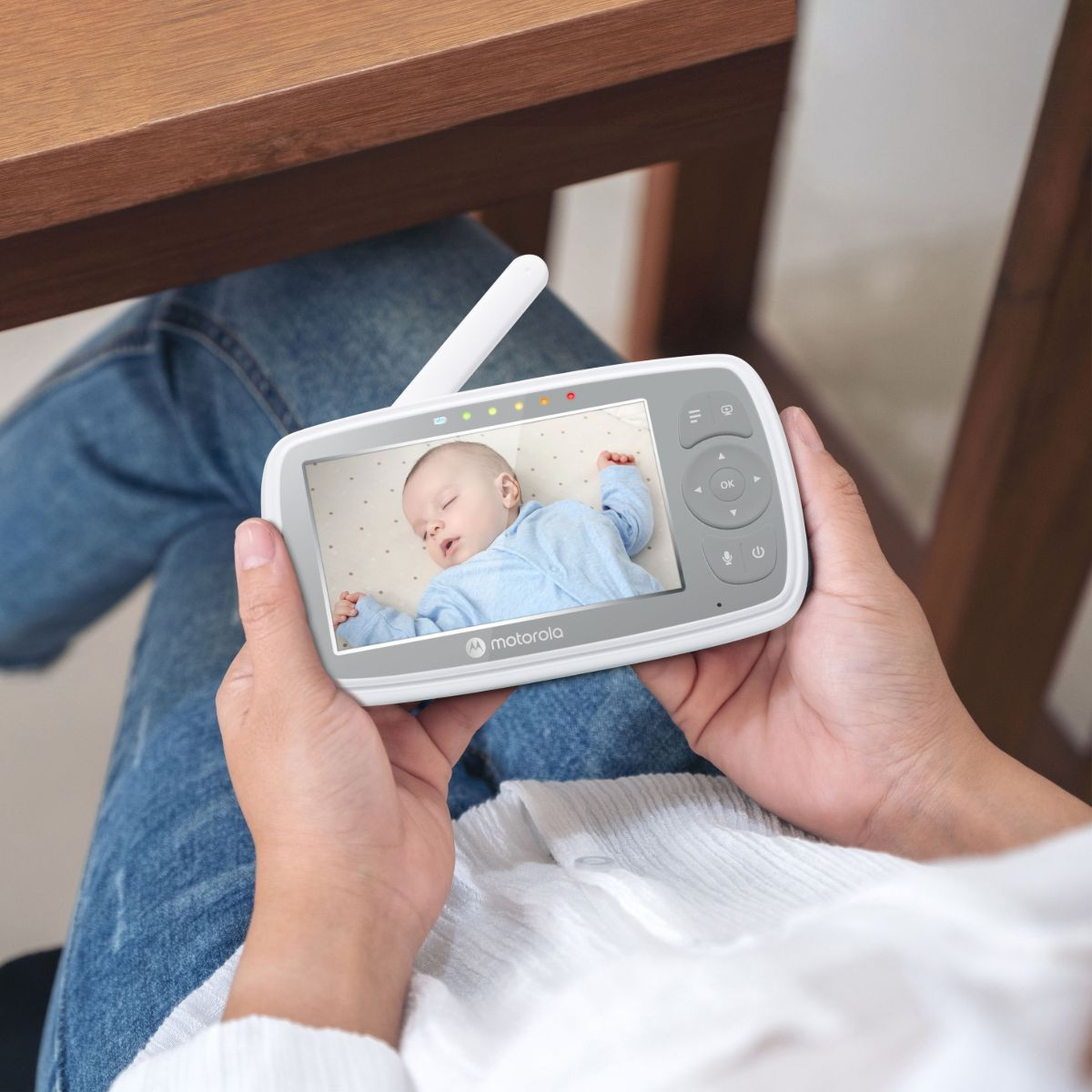 Motorola VM44 Connect 4.3" Connected Manual Pan/Tilt 720p Video Baby Monitor.