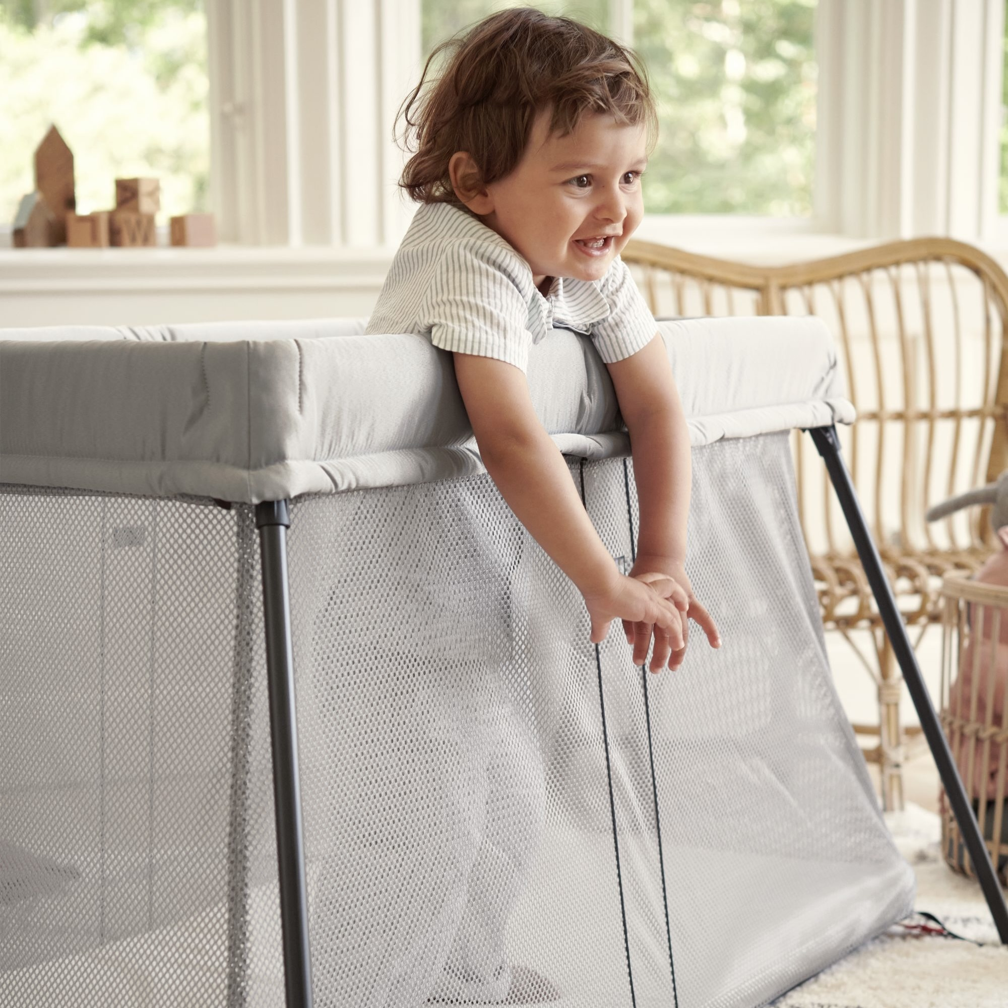 BabyBjörn Travel Crib & Organic Sheet Bundle - Silver.