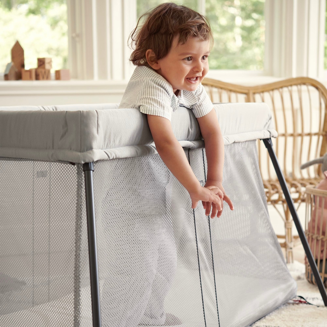 BabyBjörn Travel Crib & Organic Sheet Bundle - Silver.