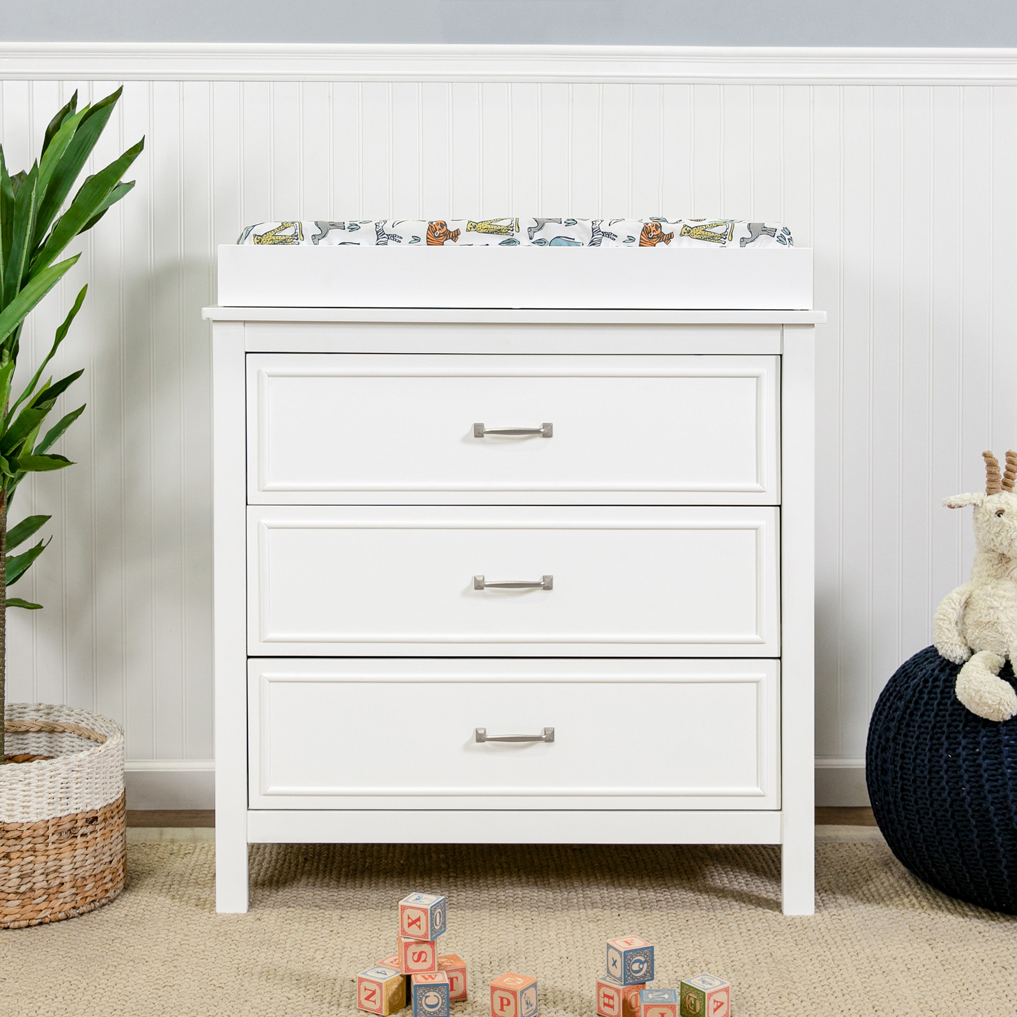 daVinci Charlie 3-Drawer Dresser - White.