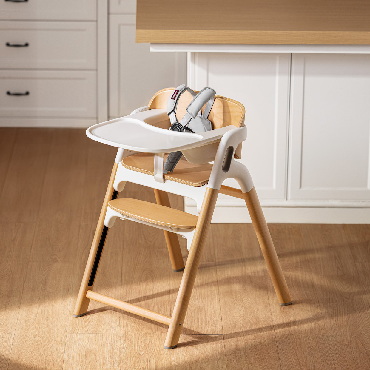 Momcozy DinerPal High Chair - Wood.