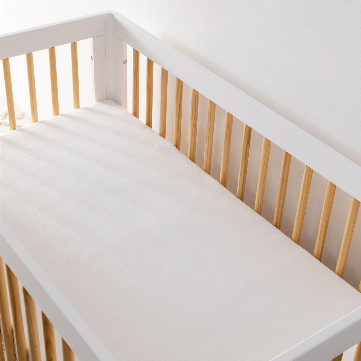 babyletto Crib Sheet in GOTS Certified Organic Muslin Cotton - White.