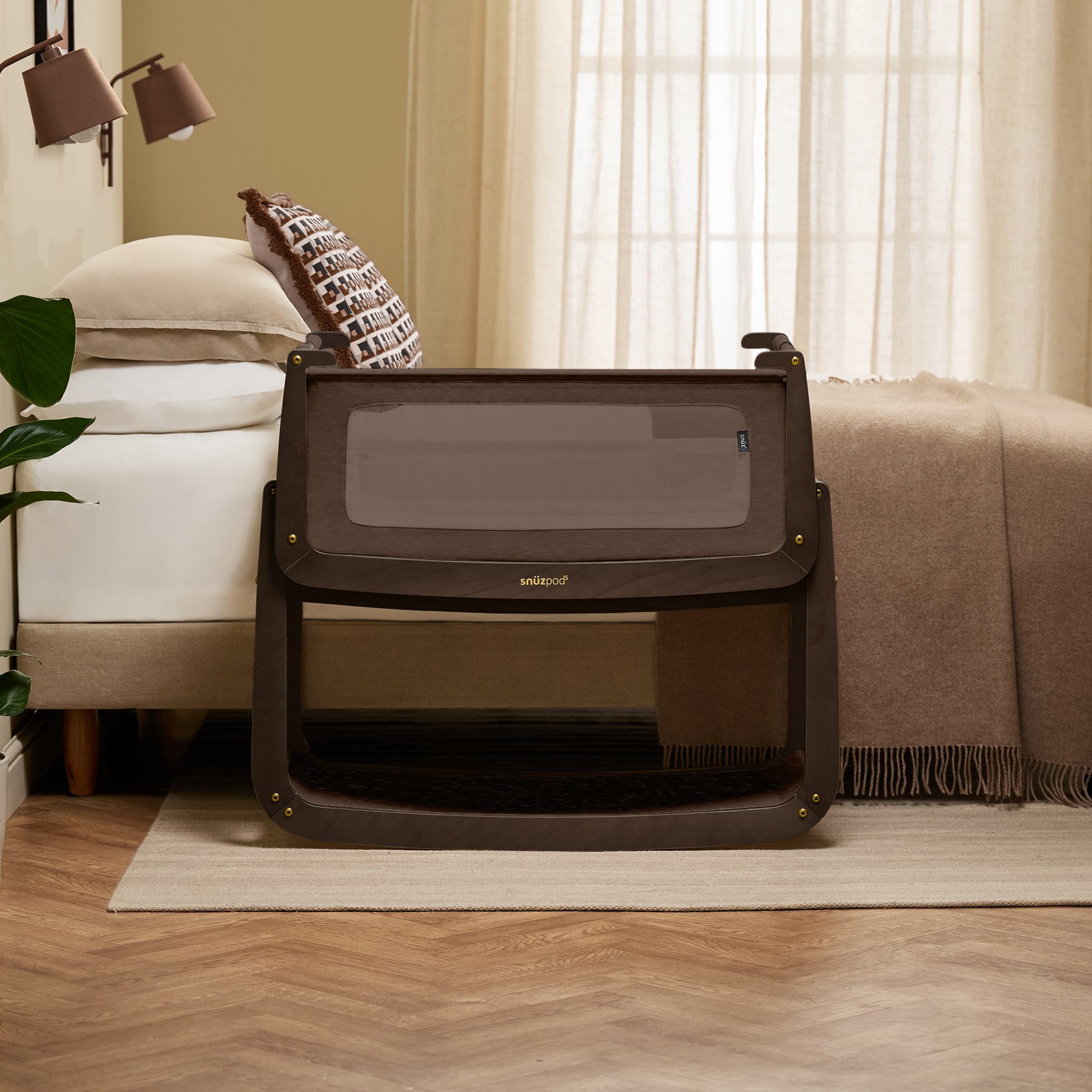 Snüz SnuzPod 5 Bedside Bassinet - Chocolate.