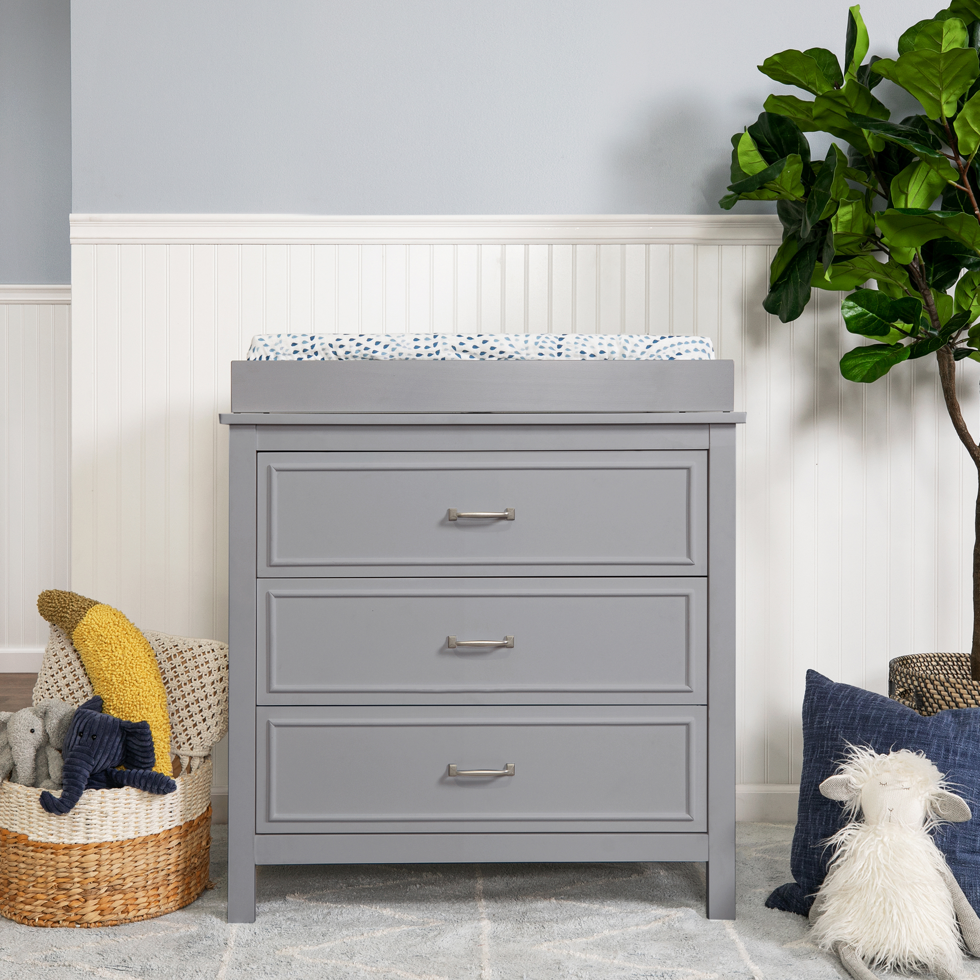 daVinci Charlie 3-Drawer Dresser - Grey.