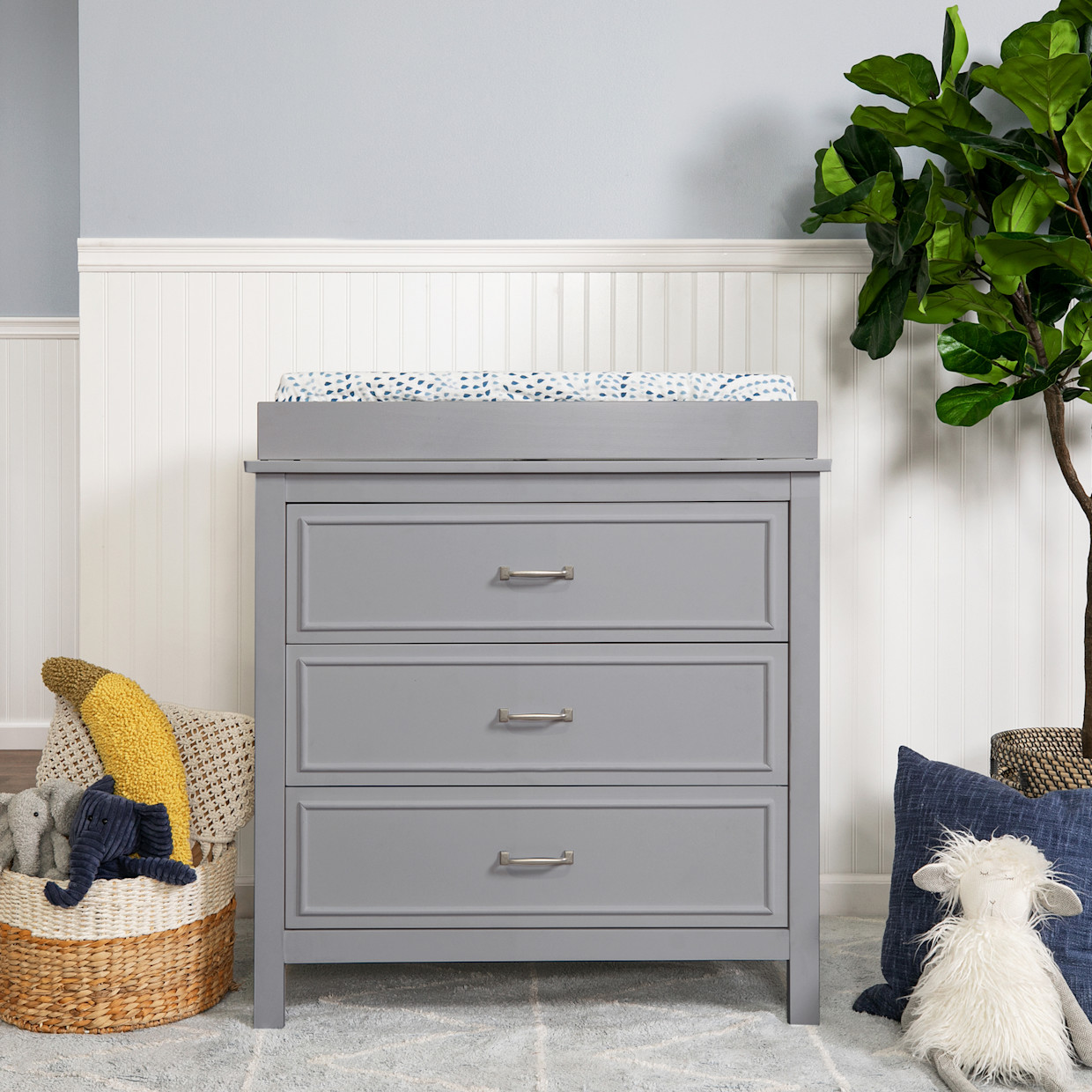 daVinci Charlie 3-Drawer Dresser - Grey.