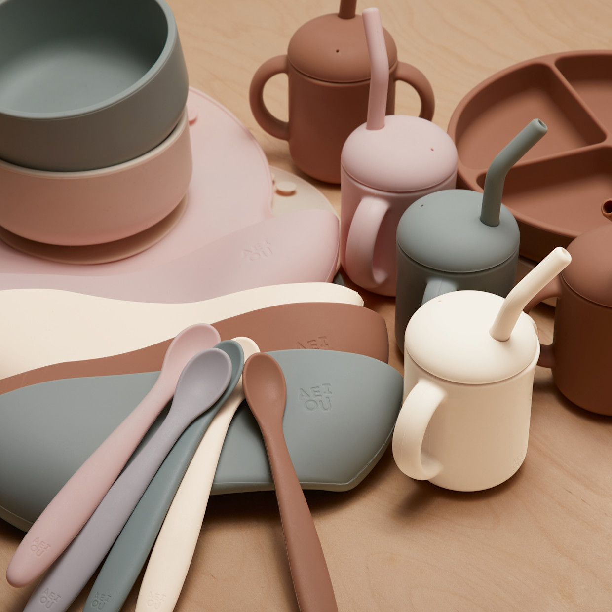 AEIOU Suction Bowl with Lid - Oat Milk.