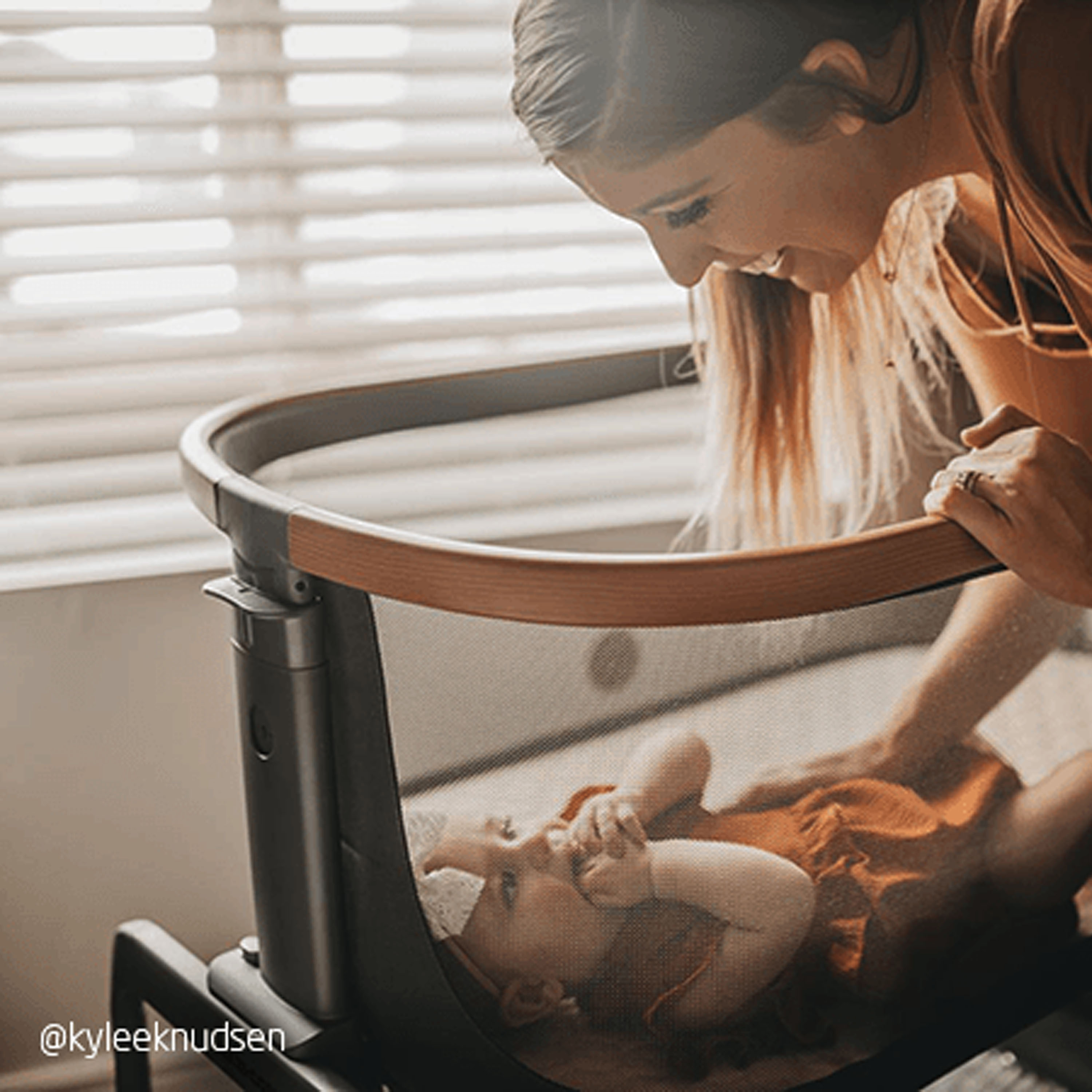 MaxiCosi Iora Bedside Essential Graphite Babylist Shop