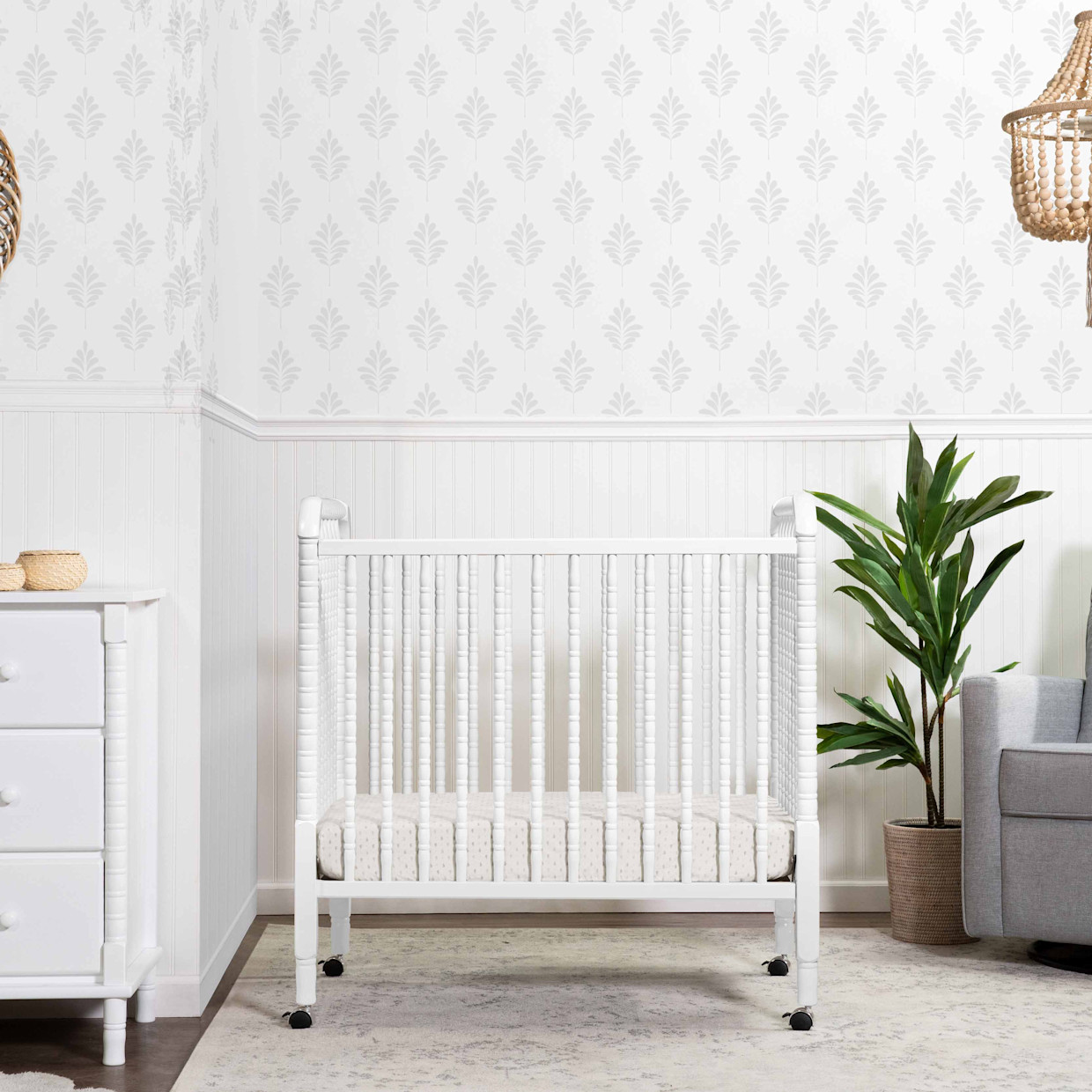 daVinci Jenny Lind 3-in-1 Convertible Mini Crib - White.