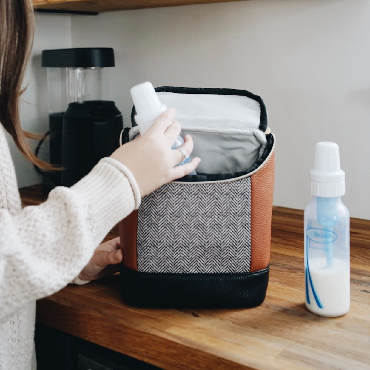 Itzy Ritzy Bottle Bag - Coffee & Cream.