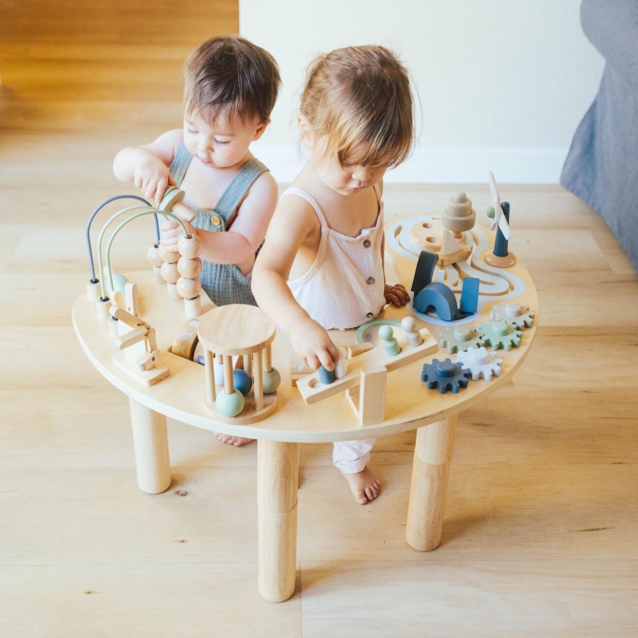 Wonder & Wise Hi-Lo Activity Table.