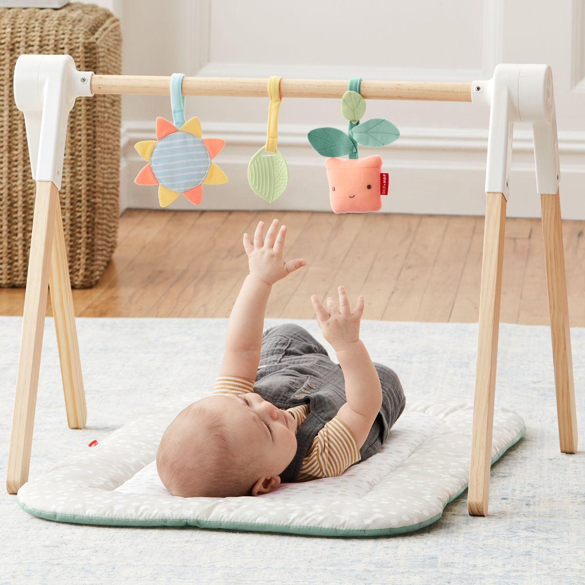 Skip Hop Skip Hop x Babylist Garden Oasis Toy Arch with Mat.