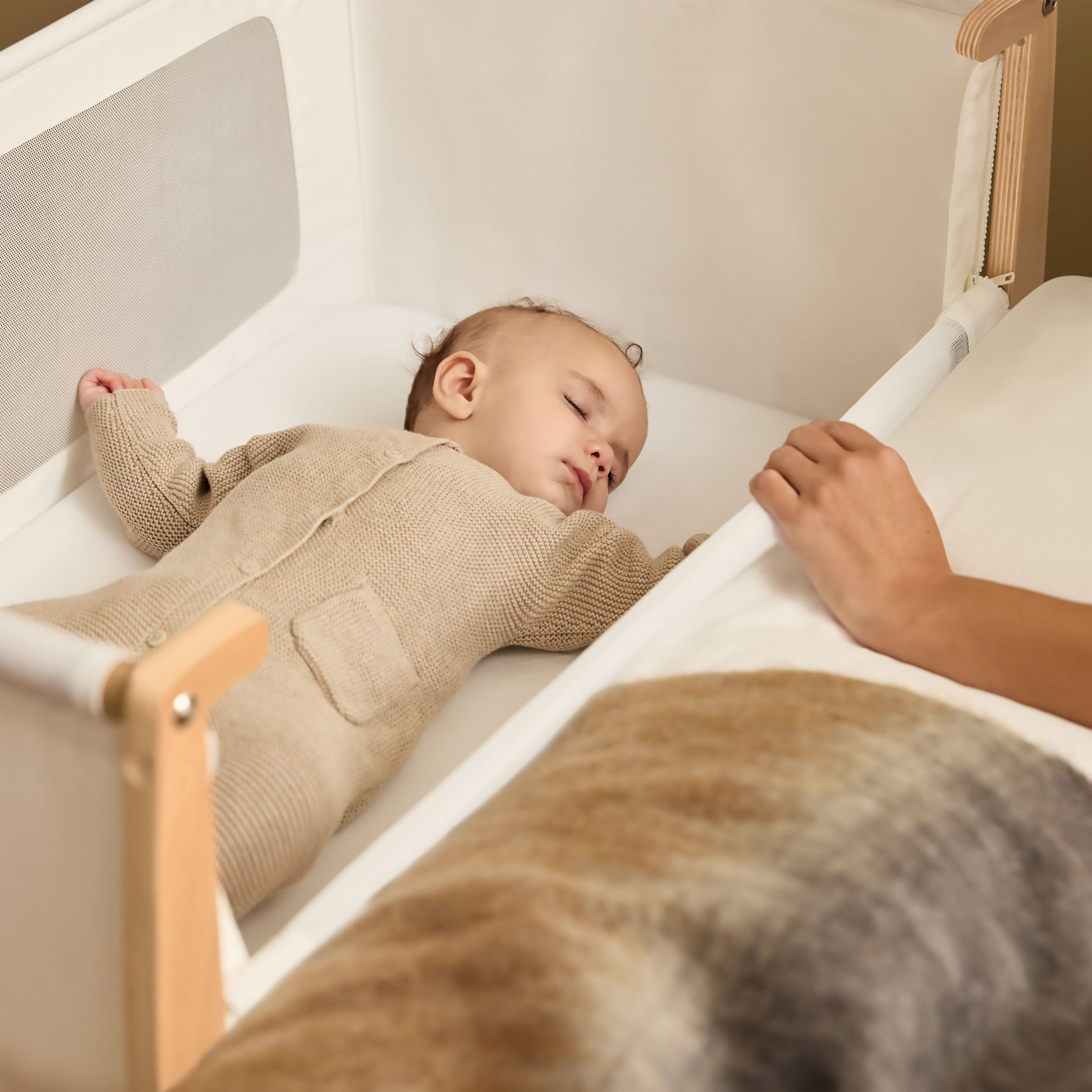 Snüz SnuzPod5 Bedside Bassinet - Natural.