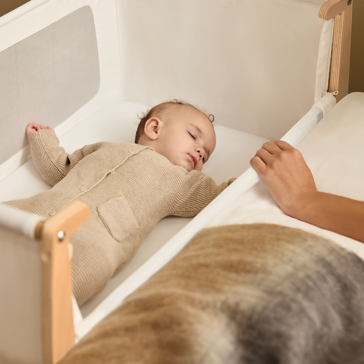Snüz SnuzPod5 Bedside Bassinet - Natural.