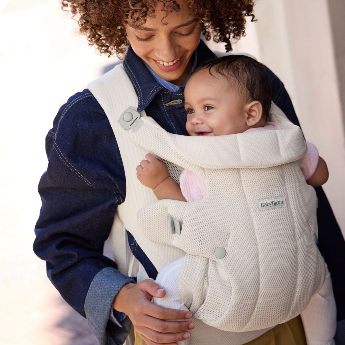 BabyBjörn Baby Carrier Hold - Cream Mesh.